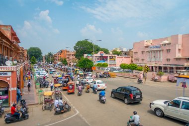 Jaipur, Hindistan - 20 Eylül 2017: Otomobil, motosiklet ve Doğu kapısı, pembe şehir, Jaipur Hindistan yakın şehrin insanları karga