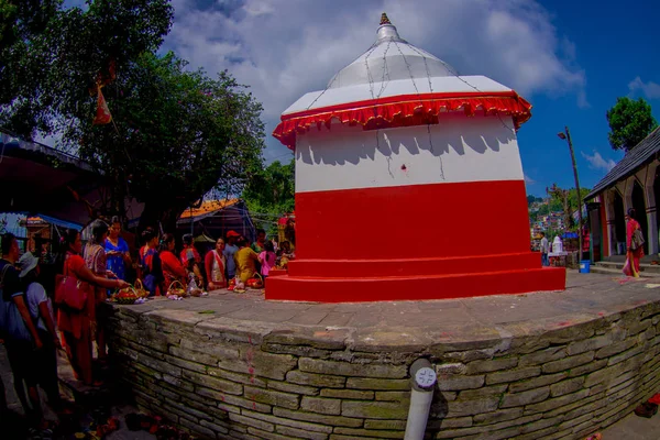 KATHMANDU, NEPAL - SETEMBRO 04, 2017: Pessoas não identificadas dando oblações a uma estrutura branca e vermelha apedrejada ao ar livre perto do templo de Bindabasini, efeito olho de peixe — Fotografia de Stock