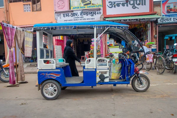 Delhi, Indie - 19 września 2017: Autorickshaw blue w ulicy, paharganj. Istnieje wiele turystycznych nocleg w tej dziedzinie w delhi w Indiach — Zdjęcie stockowe