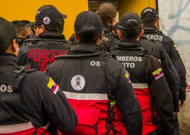 Quito, Ekvator - 11 Ekim 2017: kadın koruma Atahualpa Stadyumun girin, arka görüş kapat