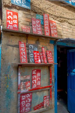 Katmandu, Nepal 15 Ekim 2017: Katmandu, Nepal başkenti Durbar Meydanı'nda bazı metalik plaklar ile çok eski ve hasarlı binanın açık görünüm