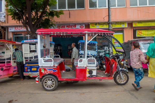 Delhi, Indie - 19 września 2017: Autorickshaw czerwony na ulicy, paharganj, istnieje wiele turystycznych nocleg w tej dziedzinie w delhi w Indiach — Zdjęcie stockowe