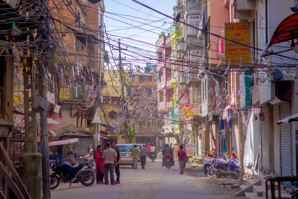 KATHMANDU, NEPAL OUTUBRO 15, 2017: Pessoas não identificadas andando nas ruas da velha cidade suja com muitas linhas de cabos, em Kathmandu, Nepal — Fotografia de Stock