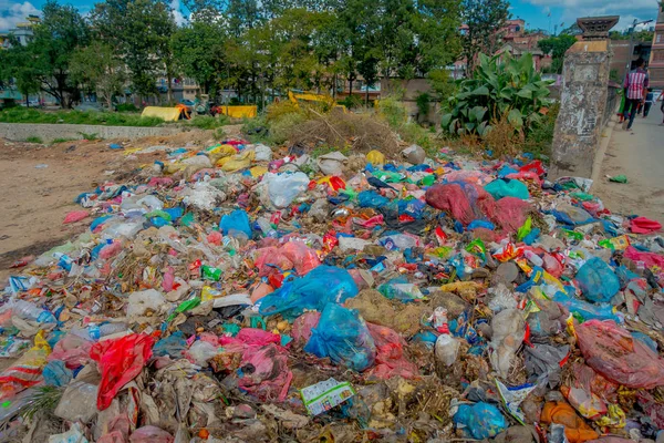 KATHMANDU, NEPAL OCTUBRE 15, 2017: Comida y pila de basura doméstica en los vertederos. Solo 35 de la población tienen acceso a servicios sanitarios adecuados . — Foto de Stock