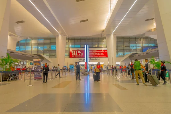 Katmandú, Nepal, 16 de noviembre de 2017: Personas no identificadas Aeropuerto de Katmandú interior el 01 de marzo de 2014, Katmandú, Nepal — Foto de Stock