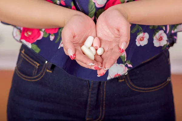 Acercamiento de una mano de mujer, sosteniendo en su mano abierta una tableta o supositorio vaginal de gelatina blanda, tratamiento de enfermedades de los órganos reproductivos de las mujeres y prevención de la salud de las mujeres —  Fotos de Stock