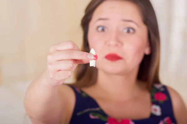 Portrait of a scary woman holding in her hand a soft gelatin vaginal tablet or suppository, treatment of diseases of the reproductive organs of women and prevention of womens health — Stock Image Portrait of a scary woman holding in her hand a soft gelatin vaginal tablet or suppository, treatment of diseases of the reproductive organs of women and prevention of womens health Stock Picture