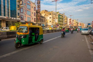 Delhi, Hindistan - 25 Eylül 2017: Kimliği belirsiz kişi yeşil bir motosiklet avenue Paharganj, Delhi içinde içinde içinde. Delhi Hindistan 2 en kalabalık şehri Mumbai sonra olduğunu.