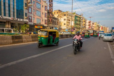 Delhi, Hindistan - 25 Eylül 2017: Güzel yeşil Rickshaws ve bir otomatik rickshaws, sokaklarda Paharganj, Delhi içinde. Delhi Hindistan 2 en kalabalık şehri Mumbai sonra olduğunu.