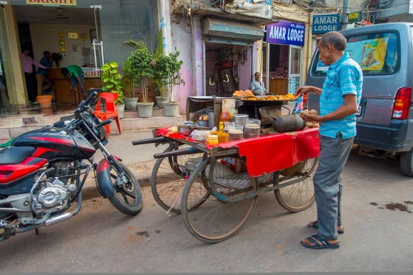 Delhi, India - 25 de septiembre de 2017: Un hombre no identificado al aire libre con un carrito vendiendo comida en Paharganj Delhi con compradores musulmanes — Foto de Stock