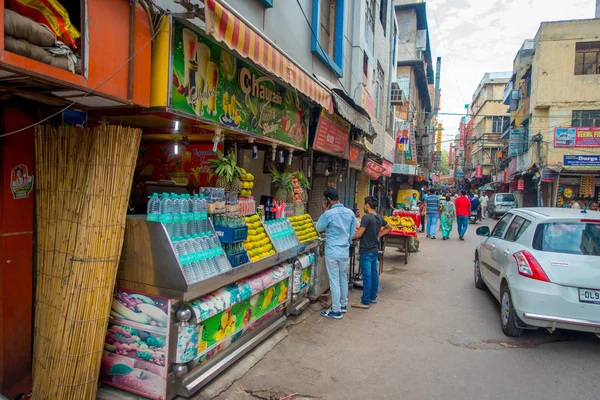 Delhi, Índia - 25 de setembro de 2017: Pessoas não identificadas ao ar livre de uma pequena loja de varejo com frutas, em Paharganj Delhi com compradores muçulmanos — Fotografia de Stock