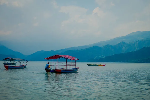 Pokhara, Nepal - 04 September 2017: Niet-geïdentificeerde mensen genieten van een reis in ab haver in het Phewa tal-meer in Pokhara, Nepal — Stockfoto