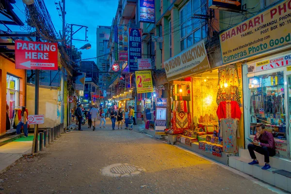 THAMEL, KATHMANDU NEPAL - 02 OCTOBRE 2017 : Des personnes non identifiées marchent et achètent dans les rues de Thamel. Thamel est un quartier commercial de Katmandou, la capitale du Népal. L'un des populaires — Photo