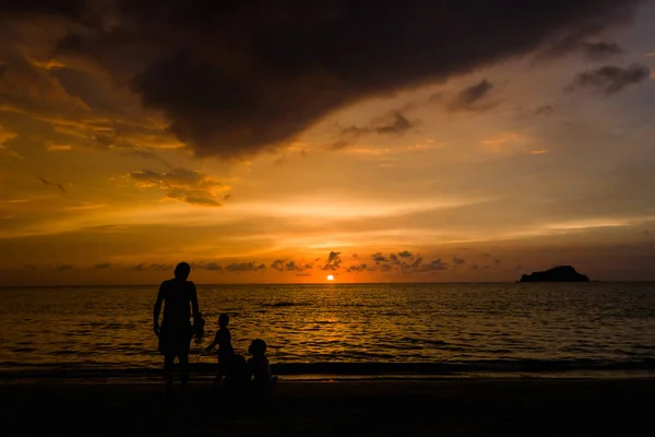 Rodadero beach, Santa Marta, Kolombiya güzel dört renk gün batımı zevk insanlar — Stok fotoğraf
