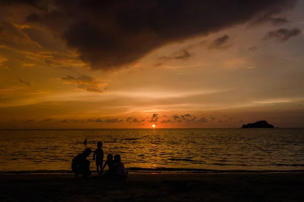 Lidé se těší krásné čtyři barvy západu slunce v Rodadero beach, Santa Marta, Kolumbie — Stock fotografie