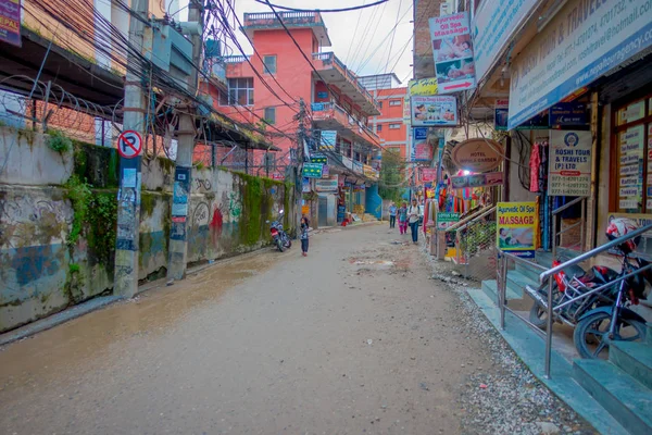 Thamel, Kathmandu, Nepal - 02 października 2017: Niezidentyfikowanych osób chodzenia i zakup na ulicach Thamel. Thamel to komercyjnej dzielnicy w Kathmandu, stolicy Nepalu. Jednym z popularnych — Zdjęcie stockowe