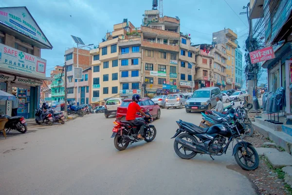 Thamel, kathmandu nepal - 02. Oktober 2017: Unbekannte gehen in den Straßen von thamel spazieren und kaufen. thamel ist ein kommerzielles viertel in kathmandu, der hauptstadt nepals. einer der populärsten — Stockfoto