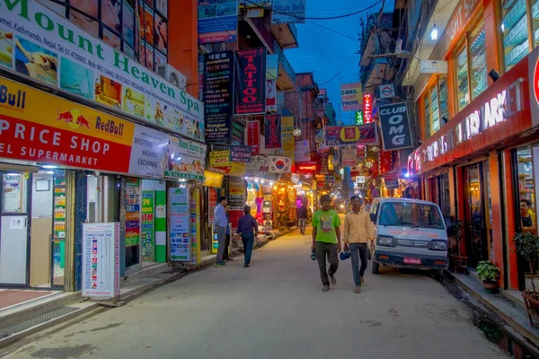 Thamel, Kathmandu Nepal - 02 Ekim 2017: Gece görünümü yürüyüş ve Thamel sokaklarında satın alma kimliği belirsiz kişi. Thamel Katmandu, Nepal başkenti ticari bir semtidir. Bir — Stok fotoğraf