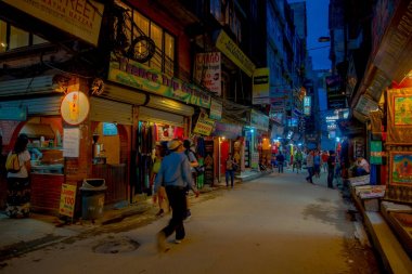Thamel, Kathmandu Nepal - 02 Ekim 2017: Gece görünümü yürüyüş ve Thamel sokaklarında satın alma kimliği belirsiz kişi. Thamel Katmandu, Nepal başkenti ticari bir semtidir. Bir 