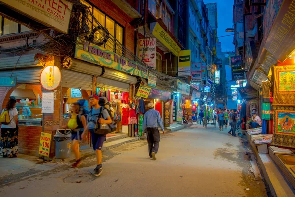 Thamel, Kathmandu Nepal - 02 Ekim 2017: Gece görünümü yürüyüş ve Thamel sokaklarında satın alma kimliği belirsiz kişi. Thamel Katmandu, Nepal başkenti ticari bir semtidir. Bir — Stok fotoğraf