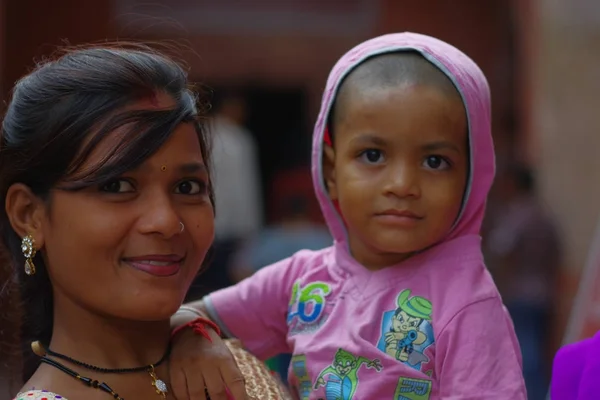Agra, Inde - 20 septembre 2017 : Portrait d'une belle adolescente tenant sa petite sœur dans leurs bras, regardant une caméra dans la ville d'Agra en Inde — Photo