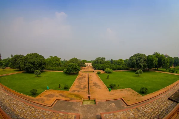 DELHI, INDIA - SEPTEMBER 19, 2017: Aerial view of stoned path in front of Humayun s Tomb, Delhi, India. UNESCO World Heritage Site, it is the tomb of the Mughal Emperor Humayun, fish eye effect — Stock Photo, Image