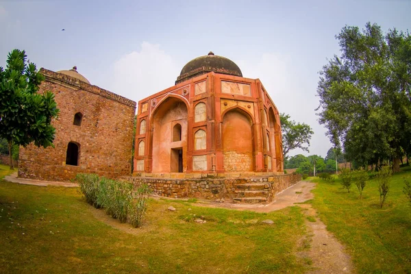 DELHI, INDIA - 19 SETTEMBRE 2017: Persone non identificate che camminano davanti alla tomba di Humayun, Delhi, India. Patrimonio Mondiale dell'UNESCO, è la tomba dell'imperatore mughal Humayun, effetto occhi di pesce — Foto Stock