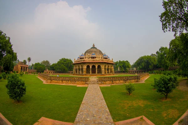Delhi, India - 19 September 2017: Prachtig uitzicht van graf van Isa Khan Niazi in humayum tombe complex, New Delhi, India, vis ogen effect — Stockfoto