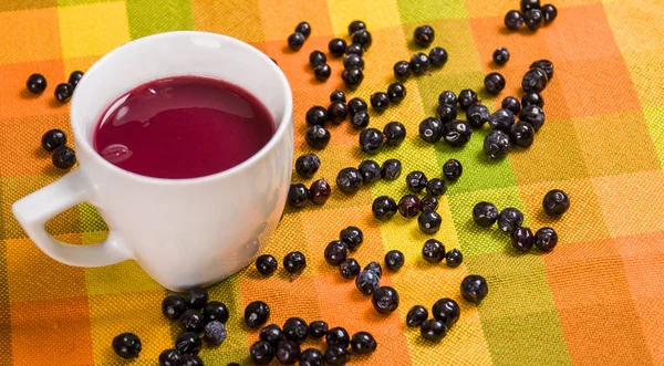 Close up van traditionele Ecuadoraanse schotel, colada morada met sommige mortinos, over een kleurrijke stof — Stockfoto