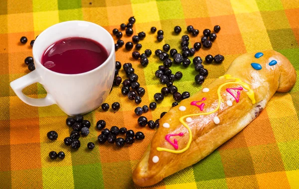 Gros plan sur un plat équatorien traditionnel, colada morada et guaguas de pan avec quelques mortinos, sur un tissu coloré — Photo