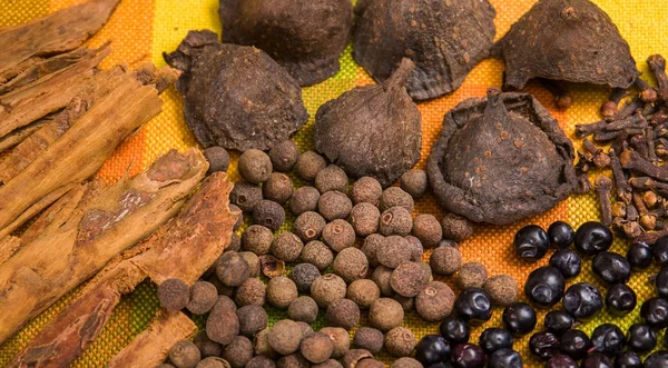 Close up de espécies variadas para preparar o prato equatoriano, colada morada e guaguas de pan sobre tecidos coloridos — Fotografia de Stock