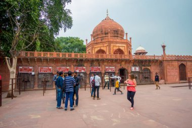 Agra, Hindistan - 19 Eylül 2017: Agra şehir Hindistan Taj Mahal için girmek için bilet satın almak için etrafında yürüyüş ve sırada bekleyen tanımlanamayan kişi
