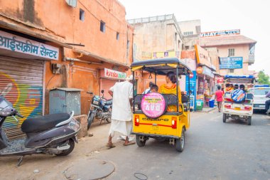 Delhi, Hindistan - 19 Eylül 2017: Araba sarı ve yeşil sokak, paharganj. Orada pek çok turist kalmak Delhi Hindistan bu alanda