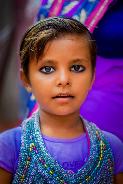 Agra, Inde - 20 septembre 2017 : Portrait d'une belle fille regardant une caméra dans la ville d'Agra en Inde — Photo