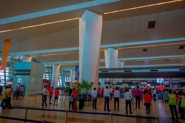 DELHI, INDIA - 19 SETTEMBRE 2017: Persone non identificate che camminano nell'aeroporto internazionale di Delhi, l'aeroporto internazionale Indira Gandhi è il 32esimo più trafficato del mondo — Foto Stock