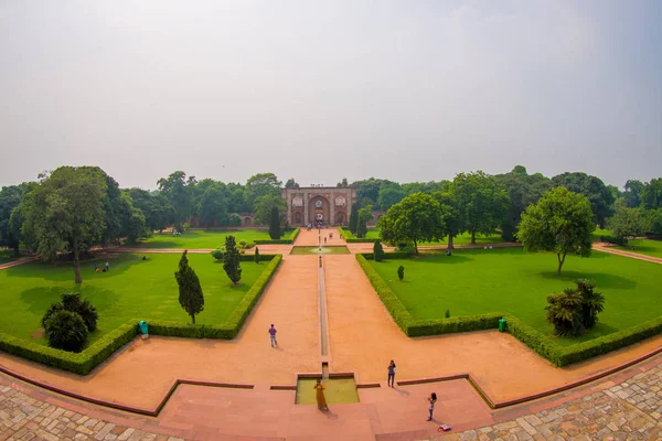 DELHI, INDIA - 19 DE SEPTIEMBRE DE 2017: Vista aérea de la tumba de Humayun, Delhi, India. Patrimonio de la Humanidad por la UNESCO, es la tumba del emperador mogol Humayun, efecto ojo de pez —  Fotos de Stock
