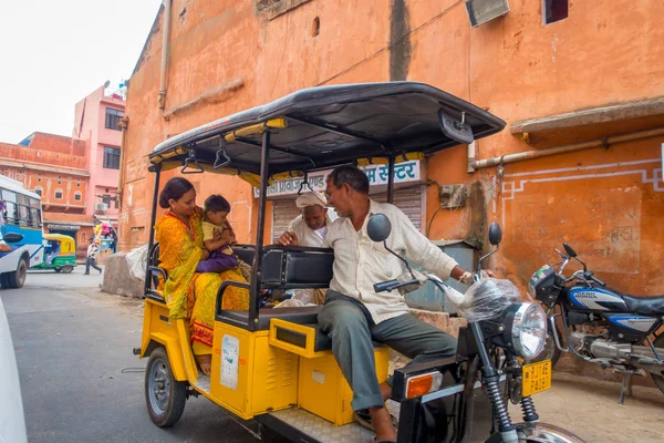 DELHI, INDIA - 19 SETTEMBRE 2017: Autorickshaw giallo e verde in strada, paharganj. ci sono molti soggiorno turistico in questa zona in Delhi in India — Foto Stock