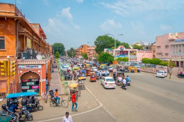 Jaipur, Hindistan - 20 Eylül 2017: Otomobil, motosiklet ve Doğu kapısı, pembe şehir, Jaipur Hindistan yakın şehrin insanları karga