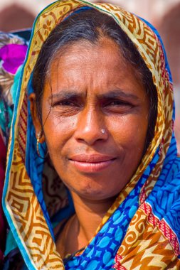 Jaipur, Hindistan - 19 Eylül 2017: Jaipur, Hindistan caddelerde sarı hiyab ile bir mavi ile kimliği belirsiz Hint kadın portresi