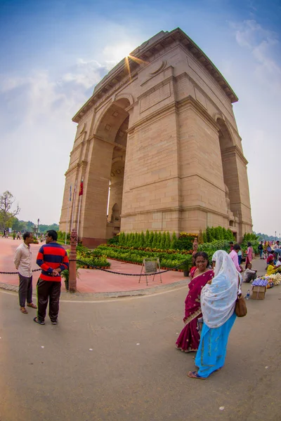 DELHI, INDIA - 19 DE SEPTIEMBRE DE 2017: Personas no identificadas caminando frente a la Puerta de la India, anteriormente conocida como el Monumento a la Guerra de Toda la India en Rajpath, Nueva Delhi, India —  Fotos de Stock