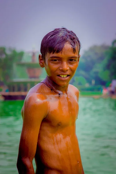 Delhi, Inde - 16 septembre 2017 : Gros plan d'un garçon indien souriant non identifié regardant une caméra, alors qu'il est à l'intérieur de l'étang, à Delhi — Photo