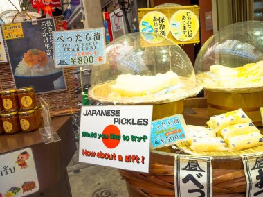 Tokyo, Japonya Haziran 28-2017: içinde bir çarşı içinde Japonya Japon sarı turşu turp, yakın