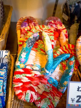 Hakone, Japonya - 02 Temmuz 2017: Bir arka plan bulanık kitle ürünlerde Japon geleneksel japanesse bebek. Seçici odak hanami Kyoto dükkanda