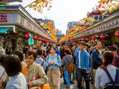 Tokyo, Japonya Haziran 28-2017: Budist tapınağı Sensoji Tokyo, Japonya'da mağazalarda bakarak Kişilik kalabalık. Sensoji Tapınağı Asakusa alanında Tokyo en eski tapınağıdır