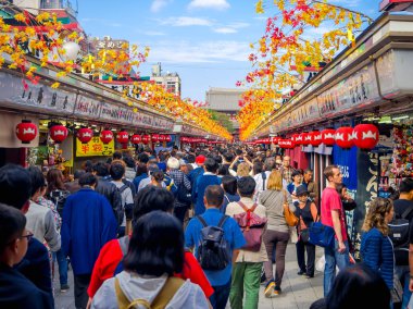 Tokyo, Japonya Haziran 28-2017: Budist tapınağı Sensoji Tokyo, Japonya'da mağazalarda bakarak Kişilik kalabalık. Sensoji Tapınağı Asakusa alanında Tokyo en eski tapınağıdır
