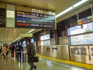 Osaka, Japonya - 27 Kasım 2017: kimliği belirsiz insanlar Hankyu Umeda İstasyonu Osaka, Japonya