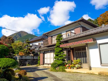 Nara, Japonya - 26 Temmuz 2017: Sonbahar manzara ile bir ev görünümünü, sarı, turuncu sonbahar ağaçlar ve yaprakları, Kyoto sonbahar Park'ta renkli yaprakları