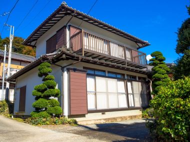Nara, Japonya - 26 Temmuz 2017: Sonbahar manzara ile bir ev görünümünü, sarı, turuncu sonbahar ağaçlar ve yaprakları, Kyoto sonbahar Park'ta renkli yaprakları
