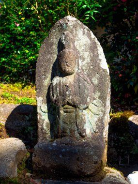 Nara, Japonya - 26 Temmuz 2017: japanesse Heykel Bahçe Tokyo Todai Ji Tapınağı'nda bir kaya kapat