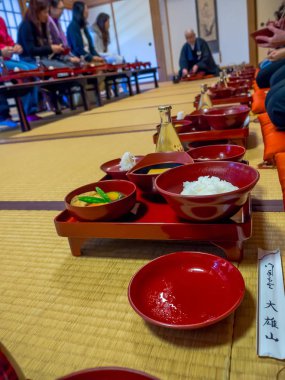 Nara, Japonya - 26 Temmuz 2017: kırmızı bir tabak, küçük şişe Saki, Japonya'da bir restoranda servis bir öğle yemeği kapat